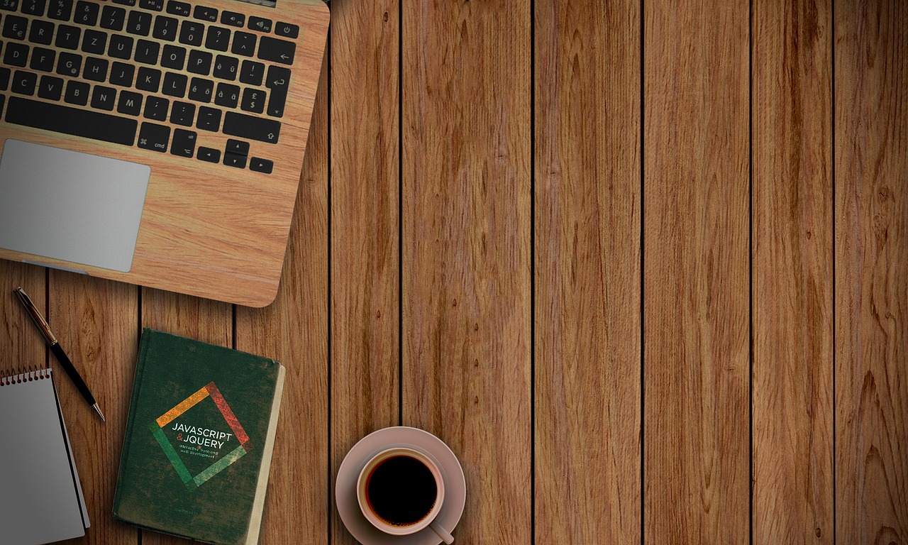 Темный ноутбук, хакерский интерфейс